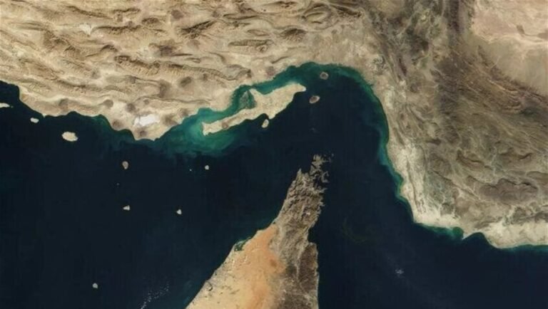مصادر-إيرانية:-مضيق-هرمز-سيبقى-مغلقا-حتى-تتوقف-الهجمات-الأمريكية