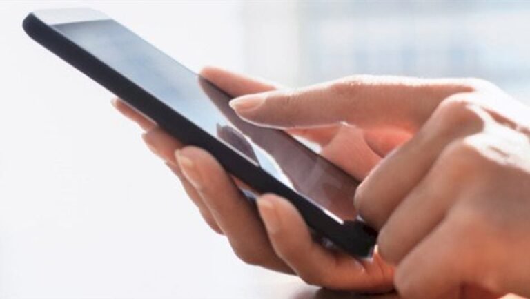 هل-يتنصت-هاتفك-على-ما-تقوله؟-الحقيقة-أكثر-إثارة-للقلق-مما-تتخيل