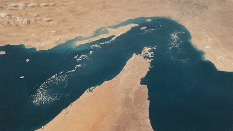 الحرس-الثوري-يعلن-السيطرة-على-مضيق-هرمز-وإيقاف-6-سفن