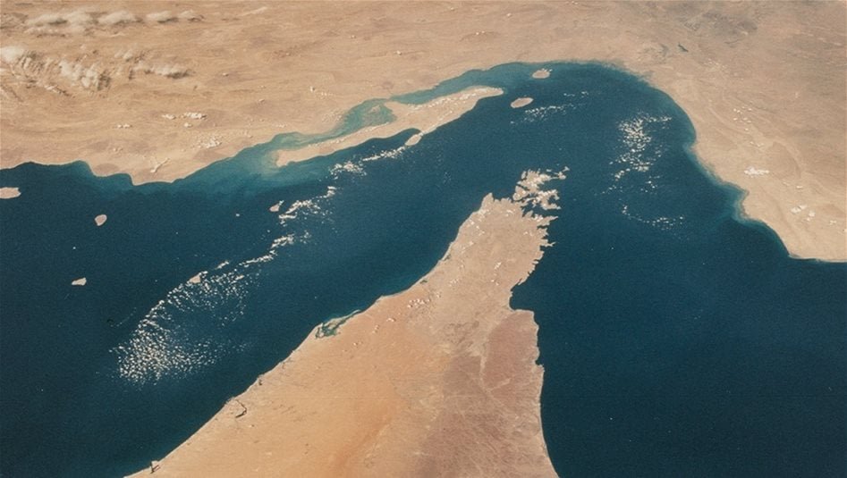 الحرس-الثوري-يعلن-السيطرة-على-مضيق-هرمز-وإيقاف-6-سفن