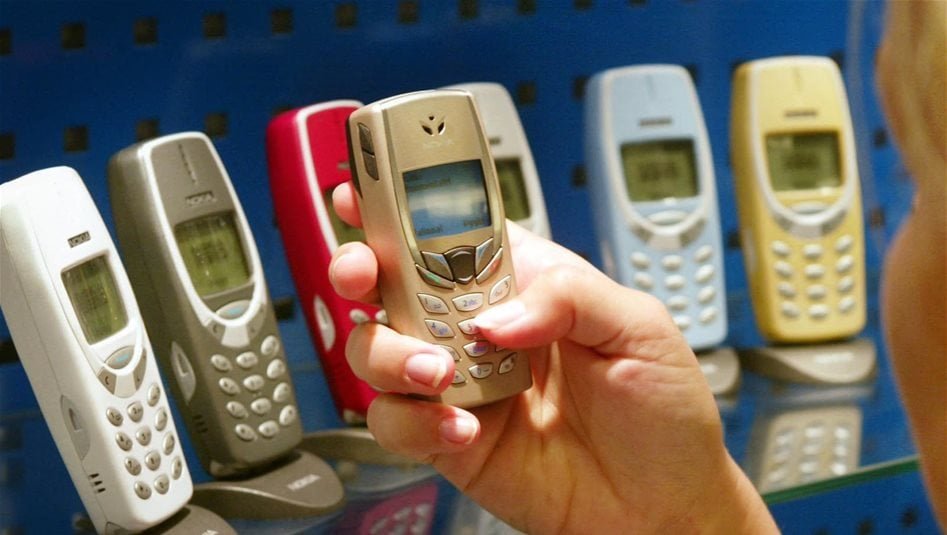 الهاتف-البسيط-يعود-بقوّة…-لماذا-يتخلّى-البعض-عن-هواتفهم-الذكية؟