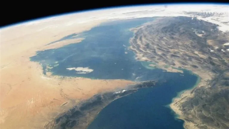 إصابة-سفينة-شحن-بمقذوف-مجهول-في-مضيق-هرمز