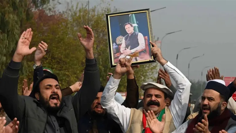 حزب-عمران-خان-يصعّد-ضد-حكومة-باكستان