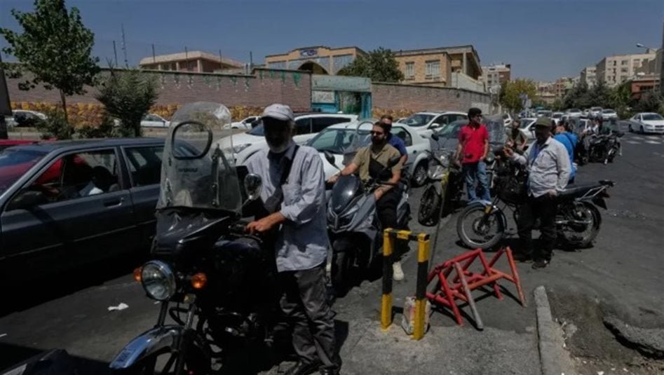 ساعتان-لتعبئة-السيارة.-طوابير-الوقود-تتفاقم-في-طهران-وسط-تشديد-العقوبات-الأميركية