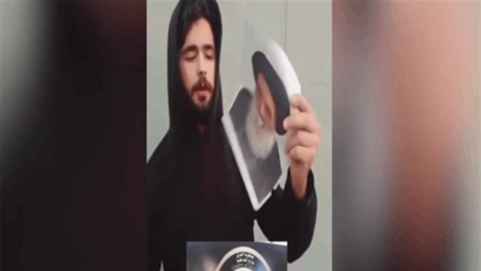 اعتقال-شاب-أحرق-صورة-السيد-السيستاني-في-بغداد-(فيديو)