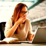 الذكاء-الاصطناعي-في-الخفاء.-دراسة:-أكثر-من-نصف-الموظفين-يستخدمونه-سرا