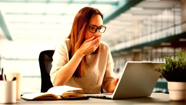 الذكاء-الاصطناعي-في-الخفاء.-دراسة:-أكثر-من-نصف-الموظفين-يستخدمونه-سرا