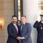 ماكرون-يستقبل-الزيدي-بالأحضان-والابتسامات.-صور-من-مراسم-الاستقبال-الرسمي-لرئيس-الوزراء-في-باريس