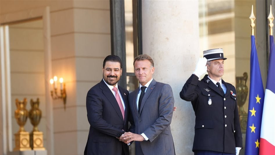 ماكرون-يستقبل-الزيدي-بالأحضان-والابتسامات.-صور-من-مراسم-الاستقبال-الرسمي-لرئيس-الوزراء-في-باريس
