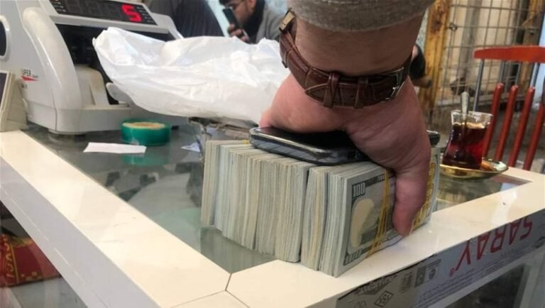 "الورقة"-تواصل-الزحف-نحو-الـ160-ألفاً.-ارتفاع-بأسعار-الدولار-في-العراق