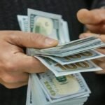 الدولار-يرتفع-بشكل-سريع.-يقترب-من-الـ160-الفا