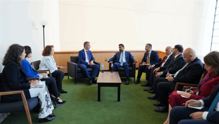 الزيدي-ومدير-برنامج-الأمم-المتحدة-يبحثان-دعم-المشاريع-التنموية-في-العراق