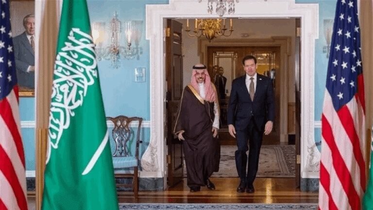 السعودية-وأمريكا-تؤكدان-أهمية-أمن-الملاحة-في-هرمز-وباب-المندب