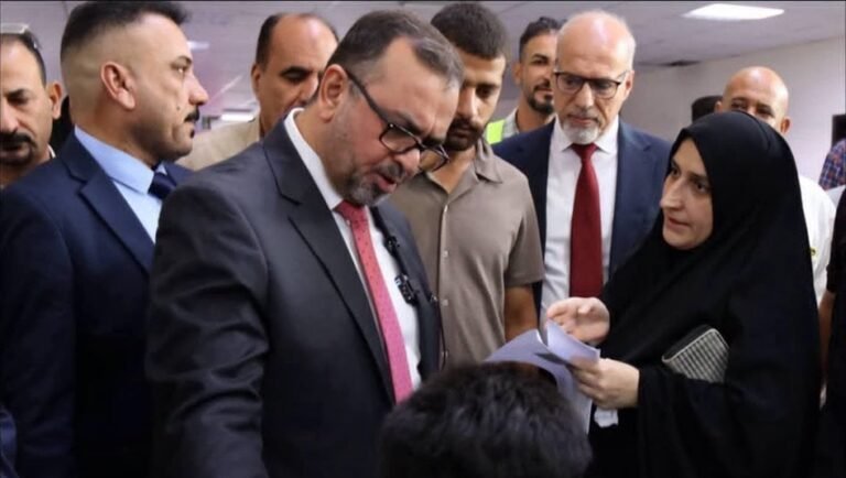 بزيارة-مفاجئة.-وزير-الصحة-يعفي-مدير-مستشفى-الزهراء-في-واسط