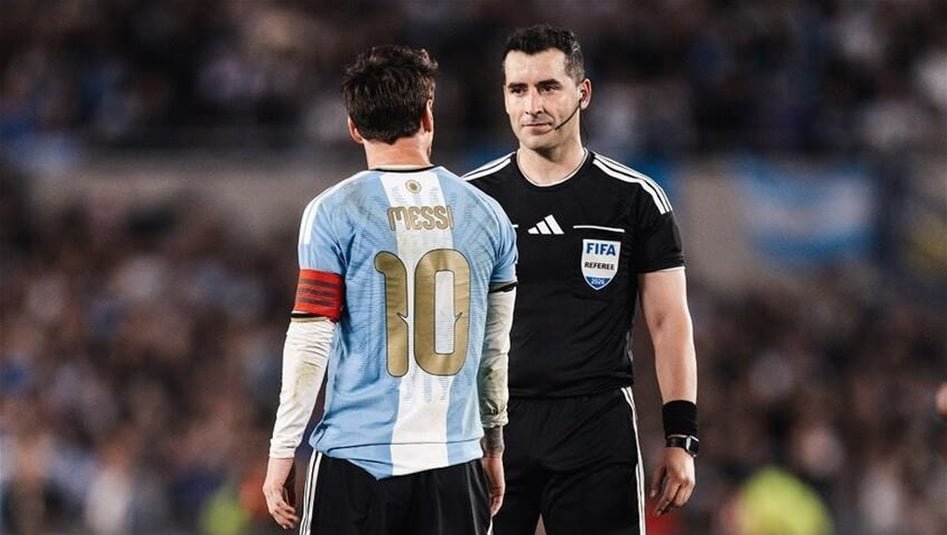 خلال-مباراة-الاعتزال.-الحكم-يفاجئ-ميسي-بهدية-غريبة-(فيديو)