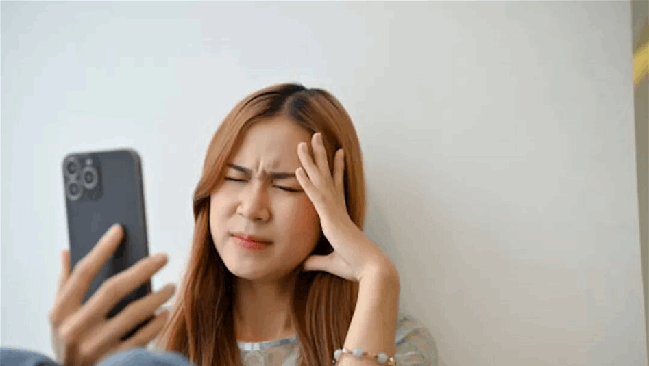 هل-تشعر-بالإرهاق-بعد-تصفح-هاتفك-لفترة-طويلة؟.-خطوات-لحماية-صحتك-النفسية