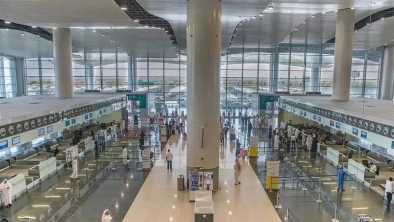 السعودية.-مطار-الملك-خالد-يدعو-المسافرين-للتحقق-من-رحلاتهم-قبل-التوجه-إليه