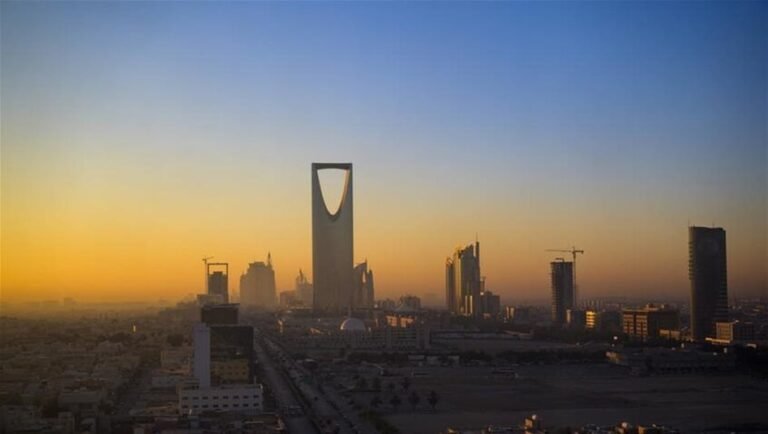 إصابة-شخص-وأضرار-مادية-بسقوط-شظايا-صاروخين-في-الرياض