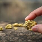 برنت-يتجاوز-117-دولاراً-والذهب-يتراجع-2%-إلى-أدنى-مستوى-منذ-عام